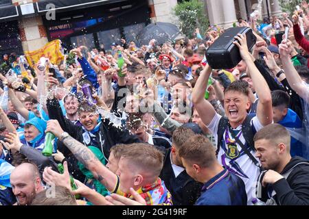 LONDON, ENGLAND, 18 2021. JUNI, Schottland-Fans, bekannt als „die Tartan Army“-Party auf dem Leicester Square, bevor England gegen Schottland bei der UEFA-Fußball-Europameisterschaft im Wembley-Stadion am Freitag, dem 18. Juni 2021 zusammenspielen. (Quelle: Lucy North, Mi News) Stockfoto