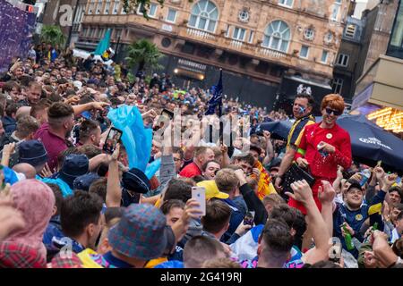 LONDON, ENGLAND, 18 2021. JUNI, Schottland-Fans, bekannt als „die Tartan Army“-Party auf dem Leicester Square, bevor England gegen Schottland bei der UEFA-Fußball-Europameisterschaft im Wembley-Stadion am Freitag, dem 18. Juni 2021 zusammenspielen. (Quelle: Lucy North, Mi News) Stockfoto