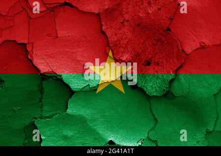 Flagge von Burkina Faso auf rissige Wand gemalt Stockfoto