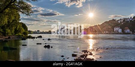 Blick von Innstadt am Ufer auf Passau bei Sonnenuntergang, Donau, Inn, Panorama, Bayern, Deutschland Stockfoto