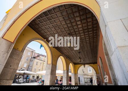 Muggia, Italien. 13. Juni 2021. Detail der dekorierten Holzdecke unter der Außenloggia des Rathausgebäudes Stockfoto