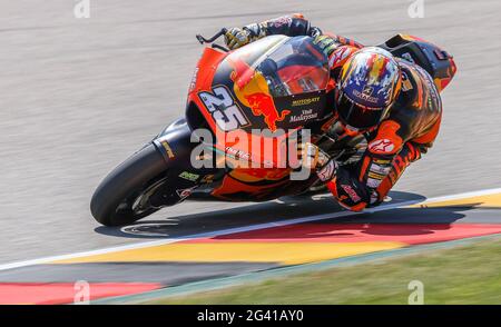 Hohenstein Ernstthal, Deutschland. Juni 2021. Motorsport/Motorrad, großer Preis von Deutschland, Moto2 auf dem Sachsenring: Fahrer Raul Fernandez (Spanien, Red Bull KTM Ajo) im zweiten Freien Training auf der Strecke. Quelle: Jan Woitas/dpa-Zentralbild/dpa/Alamy Live News Stockfoto