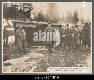 General Mastero und italienische Männer am Eingang eines Grabens an der Vorderseite in den Dolomiten; Entrée des Tranchées die Premiere Ligne (2,000 mètres). Le Général de Division Madero (4. Armée) .. Foto auf 2000 Metern. Diviseneraler Mastero aus der vierten Armee in der Mitte. Teil des Fotoalbums Medizinische Mission H. de Rothschild an der Italienischen Front 1916. Stockfoto