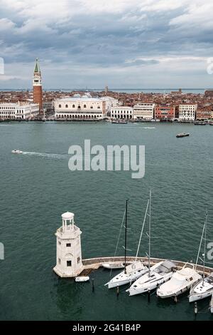 Blick vom Campanile über die Kuppel der Basilika San Giorgio Maggiore auf San Marco, Venedig, Venetien, Italien, Europa Stockfoto