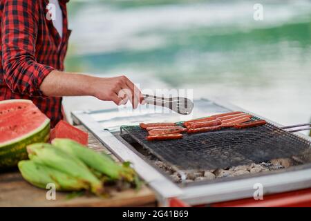 Mann kocht leckeres Essen für die französische Dinnerparty Stockfoto