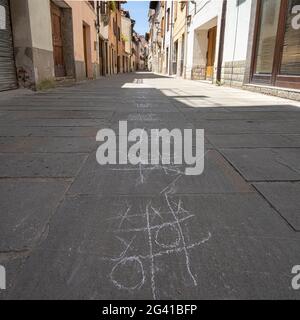 Muggia, Italien. 13. Juni 2021. Das Tic-tac-Toe-Spiel, das mit Kreide auf dem Gehsteig einer engen Straße im Stadtzentrum gezeichnet wurde Stockfoto