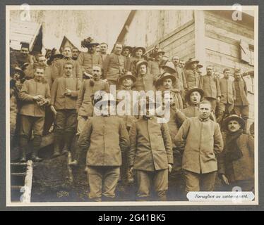 Italienische Bersaglieri posiert für ihre Kasernen in den Dolomiten; Bersaglieri au Cantonement .. Bersaglieri, ein italienischer Infanterie-Bataljon, posiert für ihre Kasernen. Einige von ihnen tragen die typische Kopfbedeckung dieses Armeeteils, einen schwarz-grünen Hut mit Hahnfedern auf der rechten Seite. Teil des Fotoalbums Medizinische Mission H. de Rothschild an der Italienischen Front 1916. Stockfoto