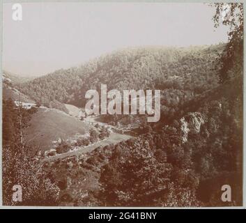 Blick auf den Dal der Sioule in der Auvergne. Teil des Fotoalbums eines französischen Amateurfotografen mit Aufnahmen von Reisen in Frankreich, Spanien, Belgien, Luxemburg und den Niederlanden, den ersten Automobilen und Autorassen. Stockfoto
