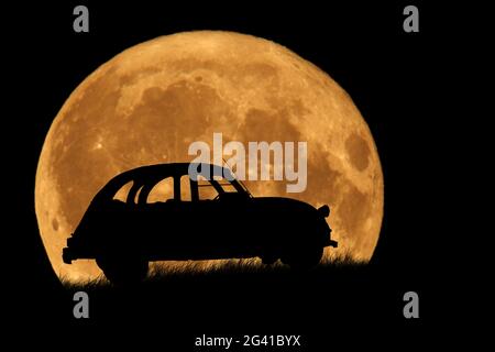 Vintage 2cv, Silhouette vor dem Mond Stockfoto