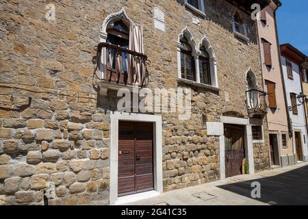 Muggia, Italien. 13. Juni 2021. Ein altes Haus im historischen Zentrum der Stadt Stockfoto
