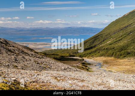 Blick auf den Beagle-Kanal und die Berge in der Nähe von Ushuaia, Argentinien Stockfoto