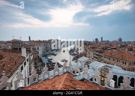 Blick auf den Canale Grande mit der Rialtobrücke, San Marco, Venedig, Venetien, Italien, Europa Stockfoto