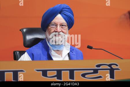 Neu-Delhi, Indien. Juni 2021. Der indische Unionsminister für Wohnungsbau und Stadtentwicklung und der führende Vorsitzende der Bharatiya Janata Party, Hardeep Singh Puri, sprechen bei einer Pressekonferenz im Parteizentrale. Er sagte den Medien, dass Premierminister Narendra Modi 41 Punjab-Sauerstoffanlagen im Rahmen des PM-Cares-Fonds für den Verkauf von Covid-19-Impfstoffen an private Krankenhäuser zu profitablen Preisen sanktioniert habe. Kredit: SOPA Images Limited/Alamy Live Nachrichten Stockfoto