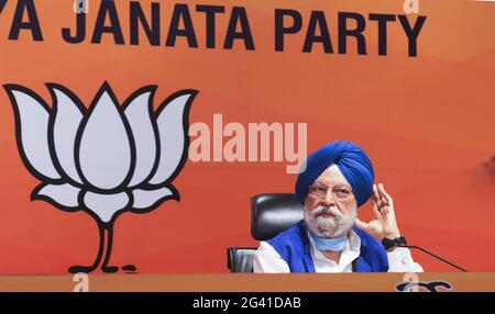 Neu-Delhi, Indien. Juni 2021. Der indische Unionsminister für Wohnungsbau und Stadtentwicklung und der führende Vorsitzende der Bharatiya Janata Party, Hardeep Singh Puri, sprechen bei einer Pressekonferenz im Parteizentrale. Er sagte den Medien, dass Premierminister Narendra Modi 41 Punjab-Sauerstoffanlagen im Rahmen des PM-Cares-Fonds für den Verkauf von Covid-19-Impfstoffen an private Krankenhäuser zu profitablen Preisen sanktioniert habe. Kredit: SOPA Images Limited/Alamy Live Nachrichten Stockfoto