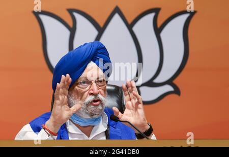 Neu-Delhi, Indien. Juni 2021. Der indische Unionsminister für Wohnungsbau und Stadtentwicklung und der führende Vorsitzende der Bharatiya Janata Party, Hardeep Singh Puri, sprechen bei einer Pressekonferenz im Parteizentrale. Er sagte den Medien, dass Premierminister Narendra Modi 41 Punjab-Sauerstoffanlagen im Rahmen des PM-Cares-Fonds für den Verkauf von Covid-19-Impfstoffen an private Krankenhäuser zu profitablen Preisen sanktioniert habe. Kredit: SOPA Images Limited/Alamy Live Nachrichten Stockfoto