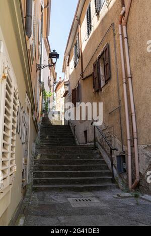 Muggia, Italien. 13. Juni 2021. Eine schmale Treppe zwischen den Straßen des historischen Zentrums der Stadt Stockfoto