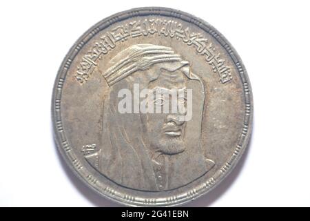 Die obverse Seite der ägyptischen 1-Pfund-Münze, 1 LE-Münze, Jahr 1976, 1396 AH mit Büste von König Faisal zur Hälfte rechts, Übersetzung (Gedenken an seine Majes Stockfoto