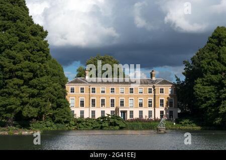 LONDON - SEPTEMBER 7 : Bau am See in Kew Gardens in London am 7. September 2013. Nicht identifizierte Personen. Stockfoto