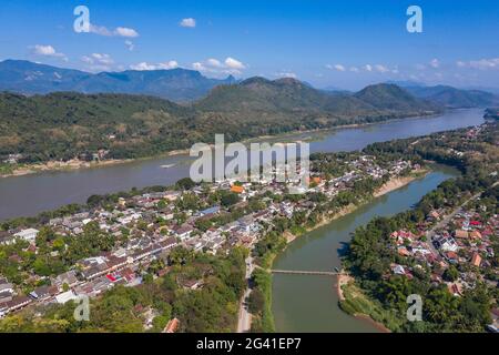 Luftaufnahme der Stadt mit dem Zusammenfluss des Nam Khan Flusses (Vordergrund) und des Mekong Flusses, Luang Prabang, Luang Prabang Provinz, Laos, Asien Stockfoto