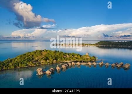 Luftbild des Sofitel Bora Bora Private Island Resort mit Überwasser-Bungalows in der Lagune von Bora Bora bei Sonnenaufgang, Vaitape, Bora Bora, Leeward Islands, F Stockfoto