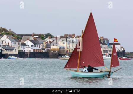 APPLEDORE, DEVON/UK - 14. AUGUST : Segeln in der Torridge und Taw Mündung in Devon am 14. August 2013. Nicht identifizierte Personen. Stockfoto