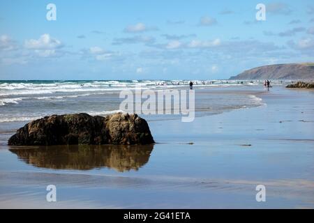 BUDE, CORNWALL/UK - 12. AUGUST: Menschen am Strand von Bude am 12. August 2013. Nicht identifizierte Personen. Stockfoto