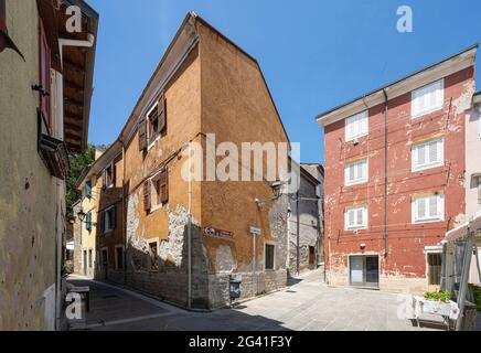 Muggia, Italien. 13. Juni 2021. Die schmale Straße im historischen Zentrum der Stadt Stockfoto