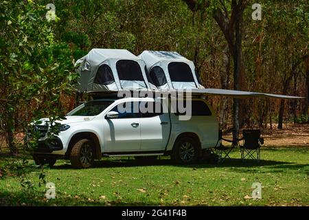 Ein Offroad-Camper mit Dachzelt im Outback, Cooinda, Kakadu National Park, Northern Territory, Australien Stockfoto