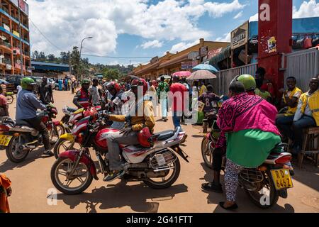 Lebhafte Szene mit Motorradtaxis vor dem Kimironko-Markt, Kigali, Provinz Kigali, Ruanda, Afrika Stockfoto