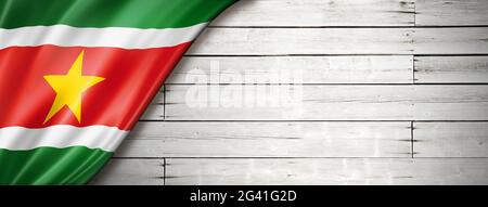 Suriname-Flagge auf altem weißen Wandbanner Stockfoto