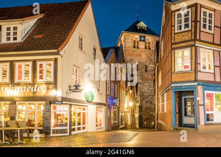 Abendstimmung in der historischen Altstadt von Stade mit St. Wilhadi Kirche, Niedersachsen, Deutschland Stockfoto