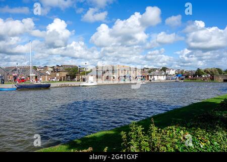 Bude, CORNWALL/UK - 12. AUGUST: Blick auf den Kanal bei Bude in Cornwall am 12. August 2013. Nicht identifizierte Personen. Stockfoto