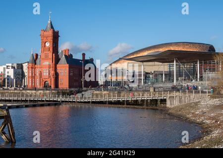 Cardiff, WALES/Großbritannien - 26. DEZEMBER: Pierhead Building und Millenium Center in Cardiff am 26. Dezember 2013. Nicht identifizierte Personen. Stockfoto