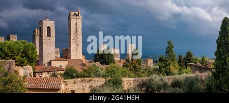 Stürmischer Himmel über San Gimignano, Toskana, Italien, Europa Stockfoto