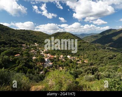 Landschaft mit einem kleinen Dorf mitten in den Bergen unter dem Himmel in den Bergen von Alta Rocca auf Korsika Stockfoto