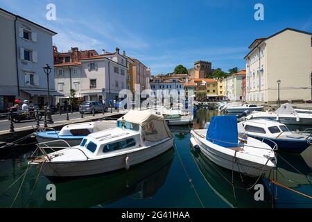 Muggia, Italien. 13. Juni 2021. Der kleine Touristenhafen im historischen Zentrum der Stadt Stockfoto