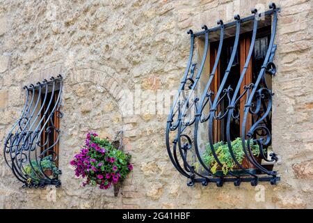 Schmiedeeiserne Fenstergitter über Fenster in Pienza Stockfoto