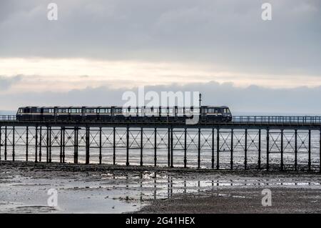 Bahn entlang Southend Pier in Essex Stockfoto