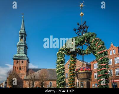 Osterbrunnen auf dem Marktplatz von Tönning mit St. Laurentius-Kirche, Nordfriesland, Schleswig-Holstein Stockfoto