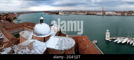 Panoramablick vom campanile über die Kuppel der Basilika San Giorgio Maggiore auf die Lagune von Venedig, Venetien, Italien, Europa Stockfoto