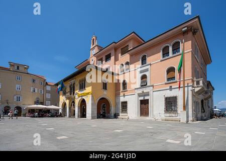 Muggia, Italien. 13. Juni 2021. Ein Blick im Freien auf den Rathauspalast im Stadtzentrum Stockfoto