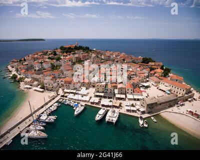 Luftaufnahme von Segelbooten in Hafen und Stadt, Primosten, Šibenik-Knin, Kroatien, Europa Stockfoto