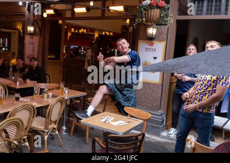 Fußballfans aus Schottland versammeln sich im Regen in der Nähe des Londoner Leicester Square vor dem heutigen Spiel zwischen England und Schottland in Wembley, während der Europameisterschaft (wegen der Covid-Pandemie um ein Jahr verschoben), am 18. Juni 2021 in London, England. Die beiden Nationen sind traditionell heftige sportliche Rivalen, und dies ist das erste Mal, dass sich Schottland seit 23 Jahren für die „Euro“ qualifiziert hat. Stockfoto