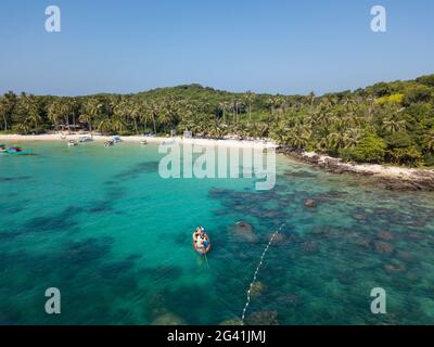 Luftaufnahme von Booten und Strand mit Kokospalmen, May Rut Island, in der Nähe von Phu Quoc Island, Kien Giang, Vietnam, Asien Stockfoto