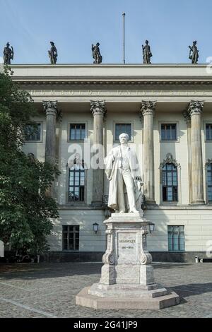 Helmholtz-Statue vor der Humboldt-Universität zu Berlin Stockfoto