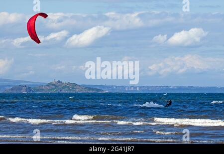 Portobello, Edinburgh, Schottland, UK Wetter. Juni 2021. Guter Wind zum Kitesurfen auf dem Firth of Forth. Temperatur von 14 Grad Celsius. Im Hintergrund die Inchkeith Insel. Stockfoto