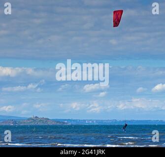 Portobello, Edinburgh, Schottland, UK Wetter. Juni 2021. Guter Wind zum Kitesurfen auf dem Firth of Forth. Temperatur von 14 Grad Celsius. Im Hintergrund die Inchkeith Insel. Stockfoto