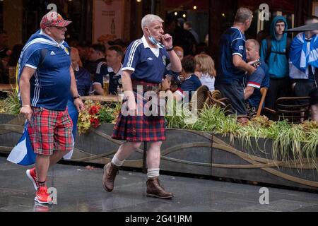 Fußballfans aus Schottland versammeln sich im Regen in der Nähe des Londoner Leicester Square vor dem heutigen Spiel zwischen England und Schottland in Wembley, während der Europameisterschaft (wegen der Covid-Pandemie um ein Jahr verschoben), am 18. Juni 2021 in London, England. Die beiden Nationen sind traditionell heftige sportliche Rivalen, und dies ist das erste Mal, dass sich Schottland seit 23 Jahren für die „Euro“ qualifiziert hat. Stockfoto