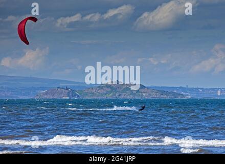 Portobello, Edinburgh, Schottland, UK Wetter. Juni 2021. Guter Wind zum Kitesurfen auf dem Firth of Forth. Temperatur von 14 Grad Celsius. Im Hintergrund die Inchkeith Insel. Stockfoto