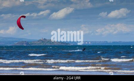 Portobello, Edinburgh, Schottland, UK Wetter. Juni 2021. Guter Wind zum Kitesurfen auf dem Firth of Forth. Temperatur von 14 Grad Celsius. Im Hintergrund die Inchkeith Insel. Stockfoto